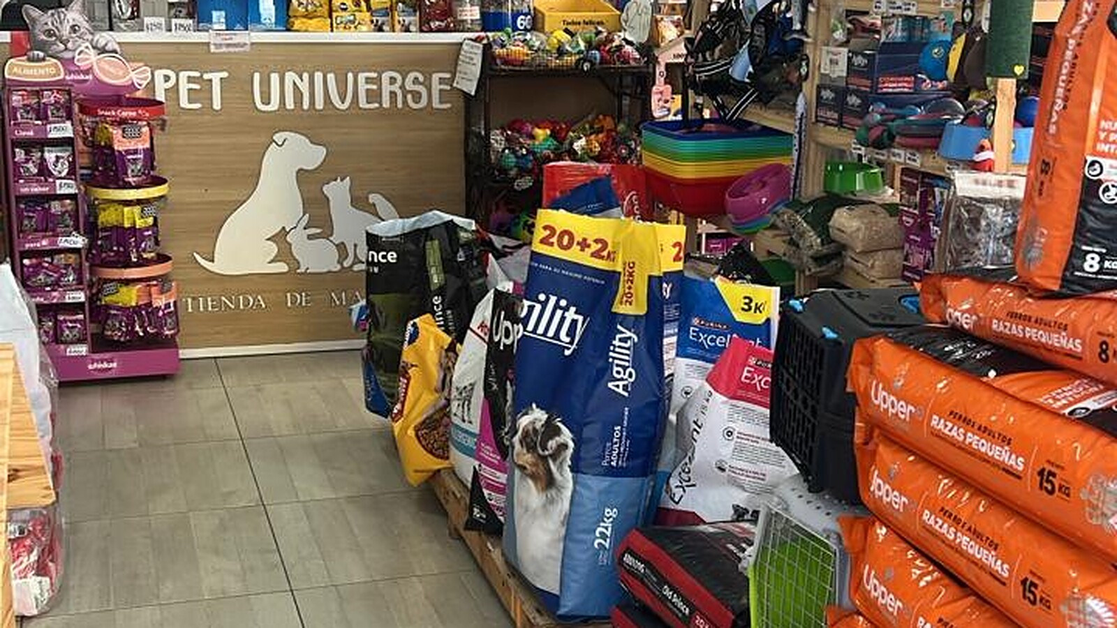 Interior del local Pet Universe en Luis Agote 1924, Córdoba